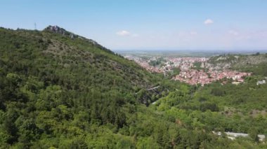 Bulgaristan 'ın Filibe Bölgesi Asenovgrad kenti yakınlarındaki Rodop Dağları' nın Havadan Bahar manzarası