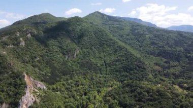 Bulgaristan 'ın Filibe Bölgesi Asenovgrad kenti yakınlarındaki Rodop Dağları' nın Havadan Bahar manzarası