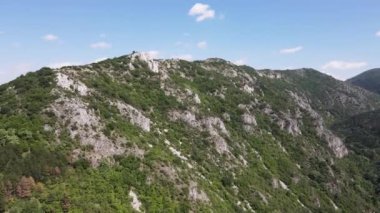 Bulgaristan 'ın Filibe Bölgesi Asenovgrad kenti yakınlarındaki Rodop Dağları' nın Havadan Bahar manzarası
