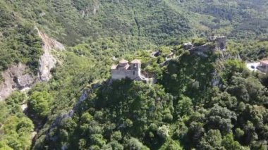 Bulgaristan 'ın Ortaçağ Asen Kalesi, Asenovgrad, Filibe Bölgesi' ndeki Kutsal Meryem Ana Kilisesi 'nin Havadan Bahar manzarası