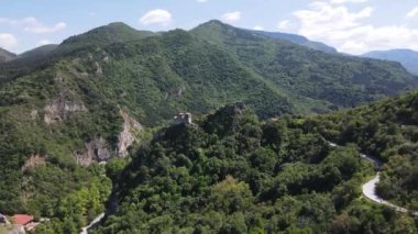Bulgaristan 'ın Ortaçağ Asen Kalesi, Asenovgrad, Filibe Bölgesi' ndeki Kutsal Meryem Ana Kilisesi 'nin Havadan Bahar manzarası
