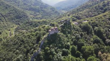 Bulgaristan 'ın Ortaçağ Asen Kalesi, Asenovgrad, Filibe Bölgesi' ndeki Kutsal Meryem Ana Kilisesi 'nin Havadan Bahar manzarası