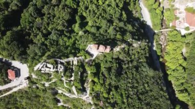 Bulgaristan 'ın Ortaçağ Asen Kalesi, Asenovgrad, Filibe Bölgesi' ndeki Kutsal Meryem Ana Kilisesi 'nin Havadan Bahar manzarası