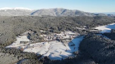 Bulgaristan 'ın Rila ve Rhodopes dağı arasındaki Yundola bölgesinin şaşırtıcı kışı manzarası