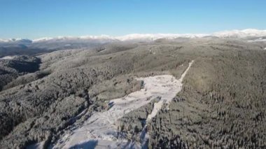 Bulgaristan 'ın Rila ve Rhodopes dağı arasındaki Yundola bölgesinin şaşırtıcı kışı manzarası