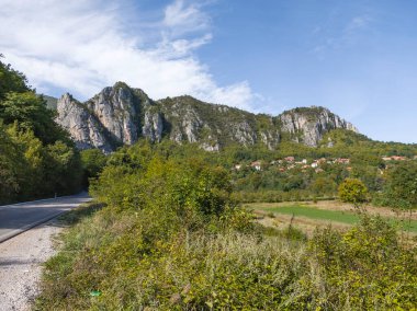 Sırbistan 'ın Dimitrovgrad bölgesindeki Vlaska Dağı' ndaki Jerma Nehri Vadisi 'nin İnanılmaz Yaz Manzarası