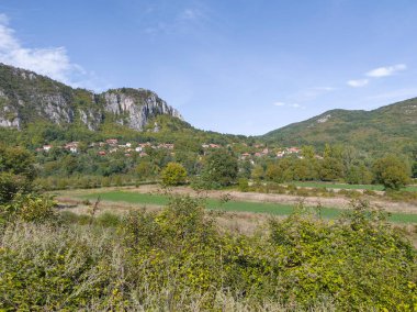 Sırbistan 'ın Dimitrovgrad bölgesindeki Vlaska Dağı' ndaki Jerma Nehri Vadisi 'nin İnanılmaz Yaz Manzarası