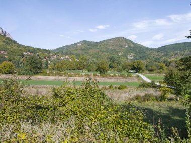 Sırbistan 'ın Dimitrovgrad bölgesindeki Vlaska Dağı' ndaki Jerma Nehri Vadisi 'nin İnanılmaz Yaz Manzarası