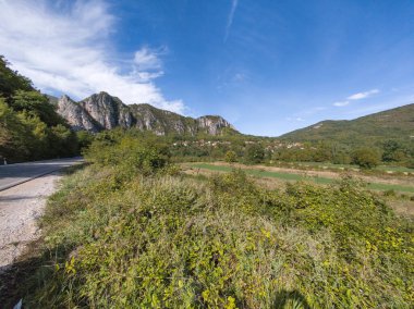 Sırbistan 'ın Dimitrovgrad bölgesindeki Vlaska Dağı' ndaki Jerma Nehri Vadisi 'nin İnanılmaz Yaz Manzarası