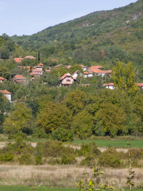 Sırbistan 'ın Dimitrovgrad bölgesindeki Vlaska Dağı' ndaki Jerma Nehri Vadisi 'nin İnanılmaz Yaz Manzarası