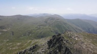 Bulgaristan 'ın Kalin zirvesi yakınlarındaki Rila Dağı' nın havadan yaz manzarası