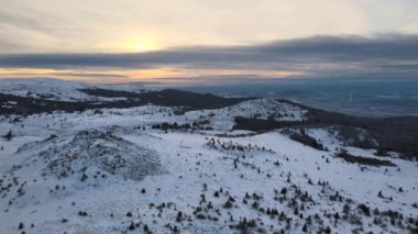 Bulgaristan 'ın Kamen del Peak kenti yakınlarındaki Vitosha Dağı' nın şaşırtıcı hava günbatımı kışı manzarası