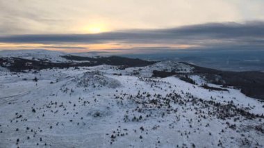 Bulgaristan 'ın Kamen del Peak kenti yakınlarındaki Vitosha Dağı' nın şaşırtıcı hava günbatımı kışı manzarası