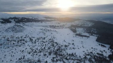 Bulgaristan 'ın Kamen del Peak kenti yakınlarındaki Vitosha Dağı' nın şaşırtıcı hava günbatımı kışı manzarası