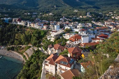 PARGA, GREECE - 5 Ağustos 2024: Parga, Epirus, Yunanistan 'ın şaşırtıcı Günbatımı manzarası