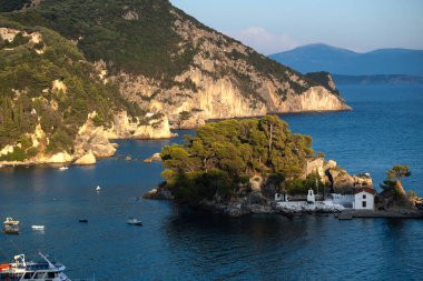 PARGA, GREECE - 5 Ağustos 2024: Parga, Epirus, Yunanistan 'ın şaşırtıcı Günbatımı manzarası