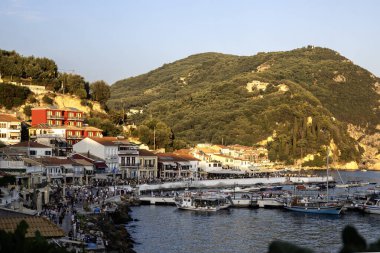 PARGA, GREECE - 5 Ağustos 2024: Parga, Epirus, Yunanistan 'ın şaşırtıcı Günbatımı manzarası