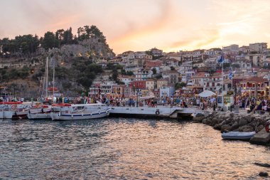 PARGA, GREECE - 5 Ağustos 2024: Parga, Epirus, Yunanistan 'ın şaşırtıcı Günbatımı manzarası