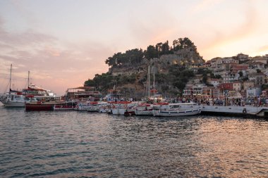 PARGA, GREECE - 5 Ağustos 2024: Parga, Epirus, Yunanistan 'ın şaşırtıcı Günbatımı manzarası