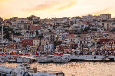 PARGA, GREECE - 5 Ağustos 2024: Parga, Epirus, Yunanistan 'ın şaşırtıcı Günbatımı manzarası