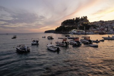 PARGA, GREECE - 5 Ağustos 2024: Parga, Epirus, Yunanistan 'ın şaşırtıcı Günbatımı manzarası