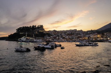 PARGA, GREECE - 5 Ağustos 2024: Parga, Epirus, Yunanistan 'ın şaşırtıcı Günbatımı manzarası