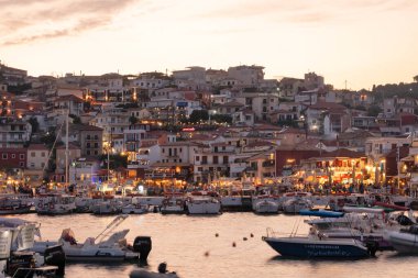 PARGA, GREECE - 5 Ağustos 2024: Parga, Epirus, Yunanistan 'ın şaşırtıcı Günbatımı manzarası