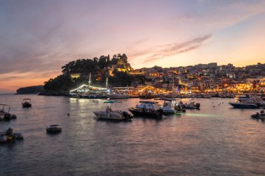 PARGA, GREECE - 5 Ağustos 2024: Parga, Epirus, Yunanistan 'ın şaşırtıcı Günbatımı manzarası