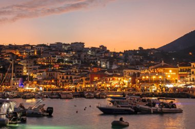 PARGA, GREECE - 5 Ağustos 2024: Parga, Epirus, Yunanistan 'ın şaşırtıcı Günbatımı manzarası