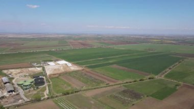 Bulgaristan 'ın Filibe Bölgesi' nin Tsalapitsa kasabası yakınlarındaki Yukarı Trakya Ovası kırsal manzarası