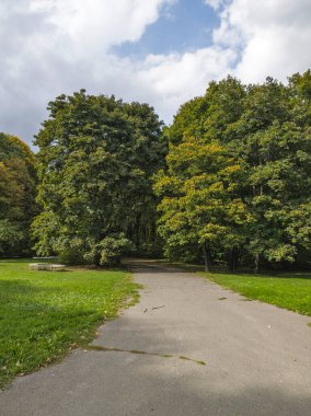 Bulgaristan 'ın Sofya kentindeki South Park' ın şaşırtıcı sonbahar manzarası