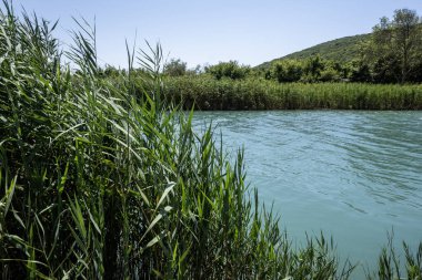 Ammoudia Köyü, Epirus, Yunanistan 'daki Acheron nehrinin ağzının muhteşem manzarası