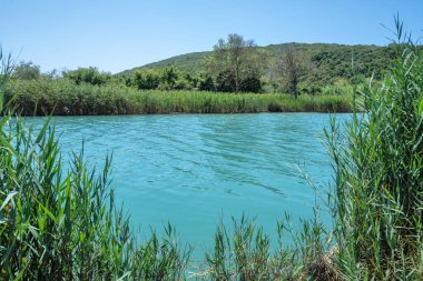 Ammoudia Köyü, Epirus, Yunanistan 'daki Acheron nehrinin ağzının muhteşem manzarası