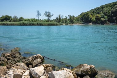 Ammoudia Köyü, Epirus, Yunanistan 'daki Acheron nehrinin ağzının muhteşem manzarası