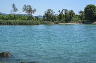Ammoudia Köyü, Epirus, Yunanistan 'daki Acheron nehrinin ağzının muhteşem manzarası