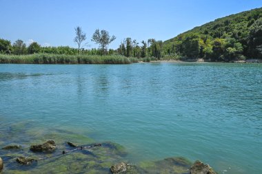 Ammoudia Köyü, Epirus, Yunanistan 'daki Acheron nehrinin ağzının muhteşem manzarası