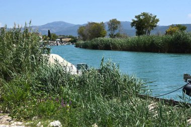 Ammoudia Köyü, Epirus, Yunanistan 'daki Acheron nehrinin ağzının muhteşem manzarası