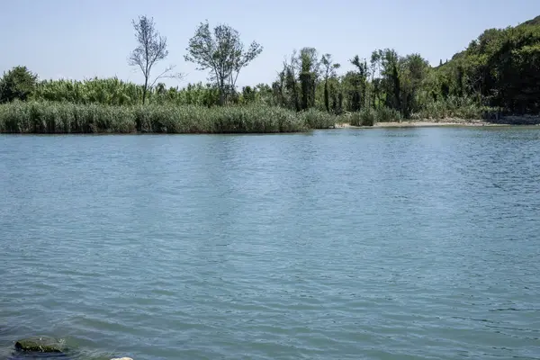 Ammoudia Köyü, Epirus, Yunanistan 'daki Acheron nehrinin ağzının muhteşem manzarası