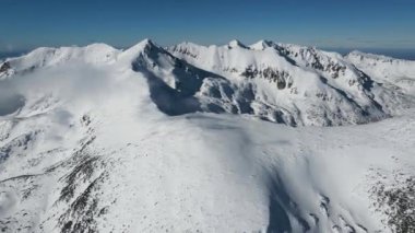 Bulgaristan 'ın Polezhan ve Bezbog Tepeleri yakınlarındaki Pirin Dağı' nın İnanılmaz Hava Kış Manzarası