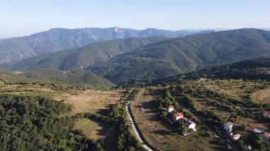 Bulgaristan 'ın Filibe Bölgesi, Otantik ondokuzuncu yüzyıl evleriyle Yavrovo köyünün hava manzarası