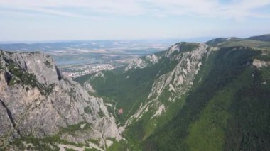 Bulgaristan 'ın Balkan Dağları' ndaki Vratsata Geçidi Şaşırtıcı Havacılık Yaz Manzarası