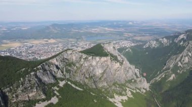 Bulgaristan 'ın Balkan Dağları' ndaki Vratsata Geçidi Şaşırtıcı Havacılık Yaz Manzarası