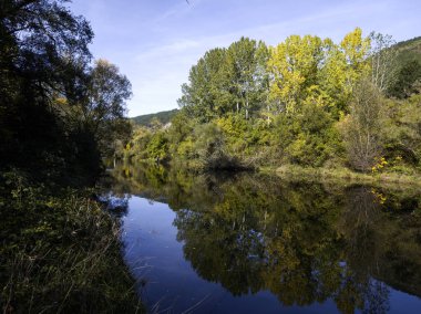 Sonbahar manzara Iskar Nehri yakınındaki Pancharevo Gölü, Sofya şehir bölge, Bulgaristan