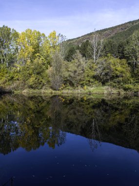 Sonbahar manzara Iskar Nehri yakınındaki Pancharevo Gölü, Sofya şehir bölge, Bulgaristan