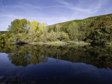 Sonbahar manzara Iskar Nehri yakınındaki Pancharevo Gölü, Sofya şehir bölge, Bulgaristan
