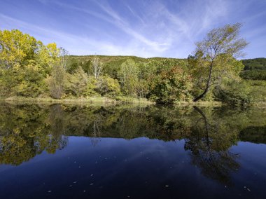 Sonbahar manzara Iskar Nehri yakınındaki Pancharevo Gölü, Sofya şehir bölge, Bulgaristan