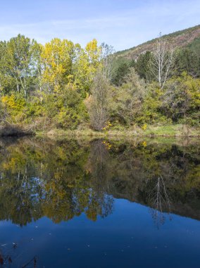 Sonbahar manzara Iskar Nehri yakınındaki Pancharevo Gölü, Sofya şehir bölge, Bulgaristan