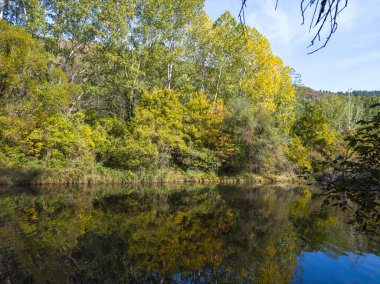 Sonbahar manzara Iskar Nehri yakınındaki Pancharevo Gölü, Sofya şehir bölge, Bulgaristan