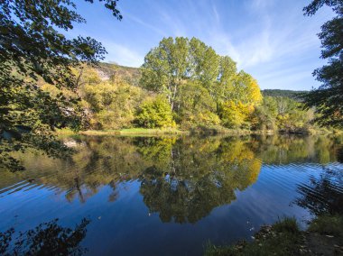 Sonbahar manzara Iskar Nehri yakınındaki Pancharevo Gölü, Sofya şehir bölge, Bulgaristan