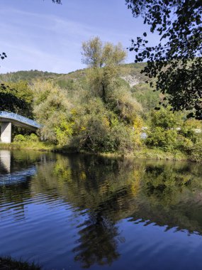 Sonbahar manzara Iskar Nehri yakınındaki Pancharevo Gölü, Sofya şehir bölge, Bulgaristan